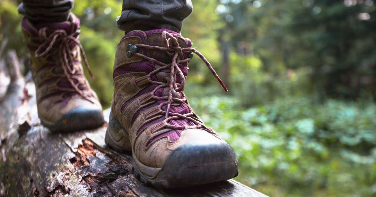 swollen-feet-after-hiking-causes-and-remedies