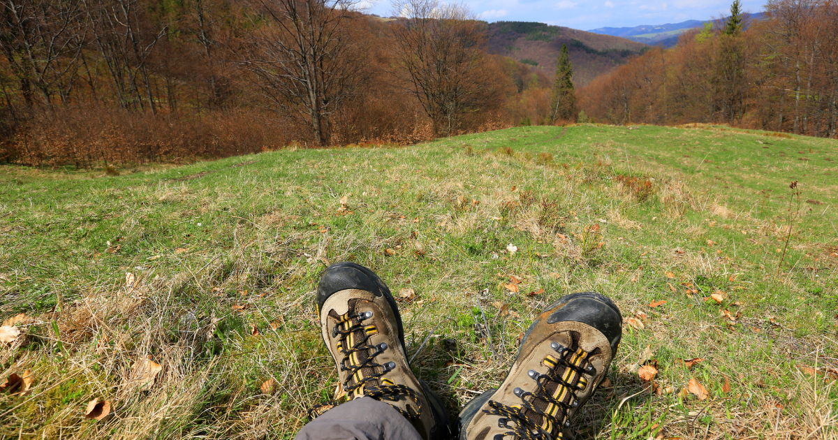 swollen-feet-after-hiking-prevention-treatment-causes-rangetoreel